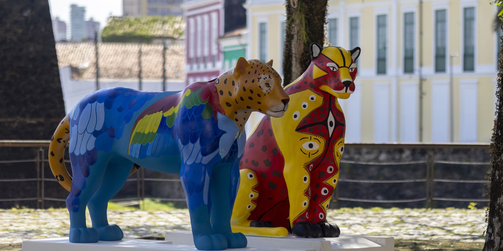 Belém vira galeria a céu aberto com estátuas de onças coloridas
