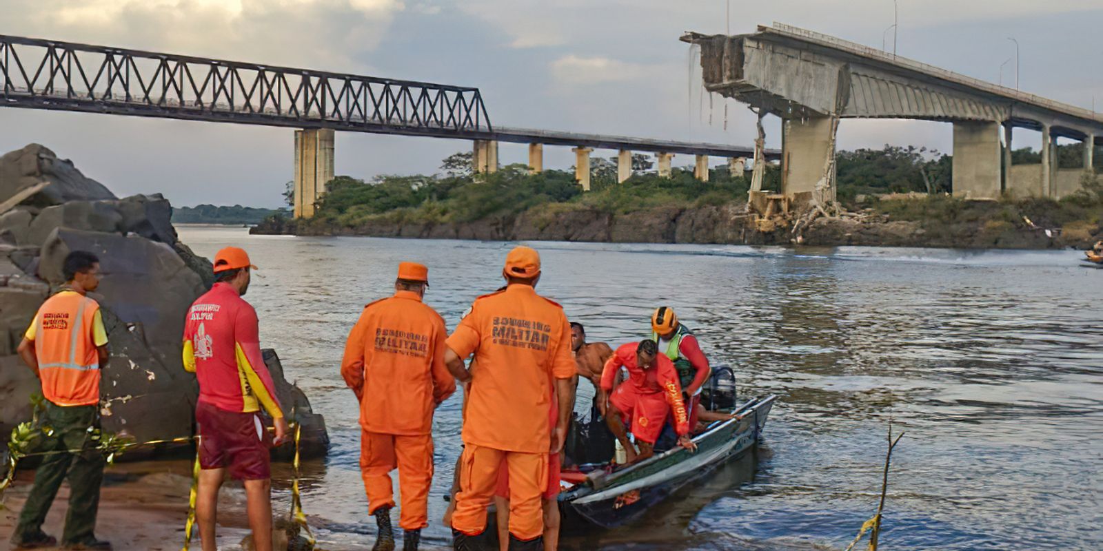 Carreta é retirada do Rio Tocantins dez meses após colapso da Ponte JK