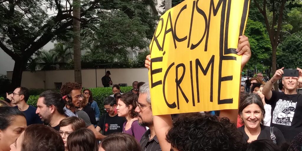 Defensoria pede R$ 759 mil em ação contra shopping de SP por racismo