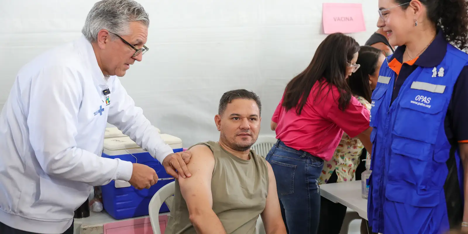 Em Dia D de Vacinação, Padilha garante a segurança da imunização