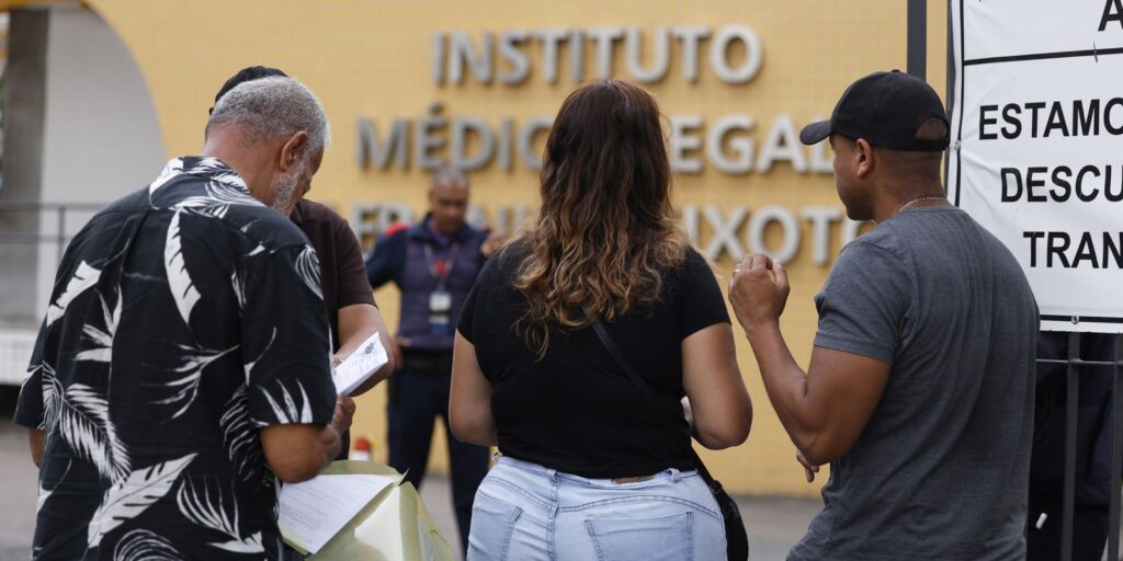 Famílias se cadastram para reconhecer corpos no IML do Rio