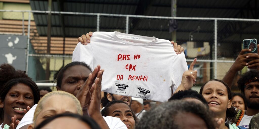 Moradores de favelas protestam no Rio após megaoperação com 121 mortos