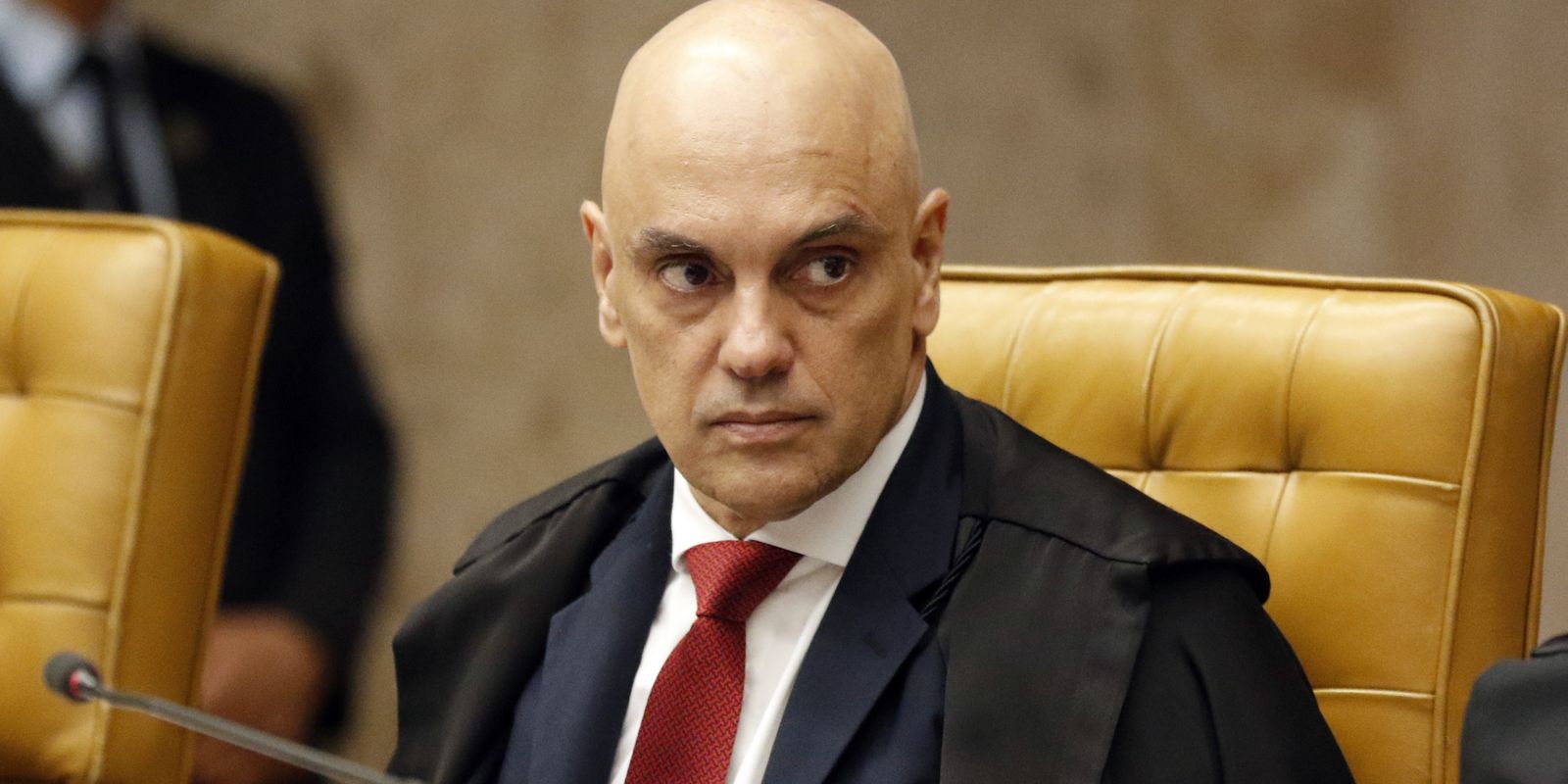 Moraes pede que Filipe Martins explique perda do sinal da tornozeleira