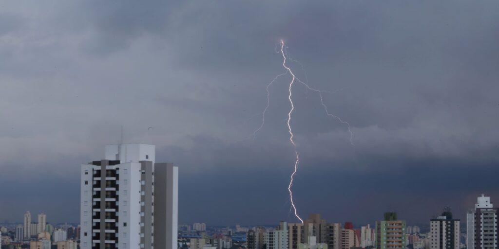 Ventos fortes em SP derrubam cobertura de arena e deixam 8 feridos