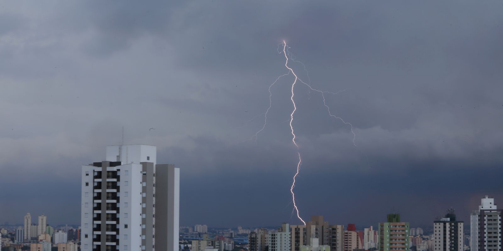 Ventos fortes em SP derrubam cobertura de arena e deixam 8 feridos