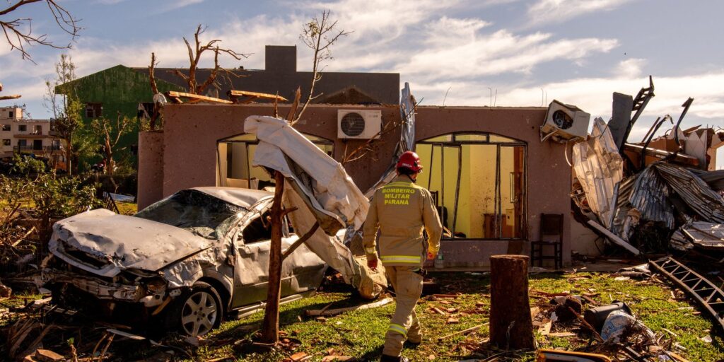 Cidade devastada por tornado tem 2 mil sem luz; 32 seguem internados