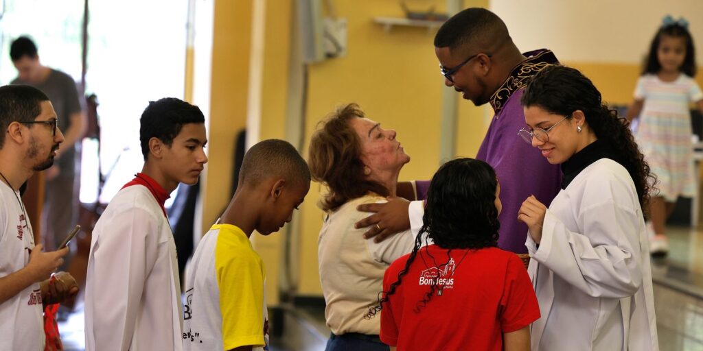 Em igreja na Penha, fiéis rezam por paz e proteção em semana de horror