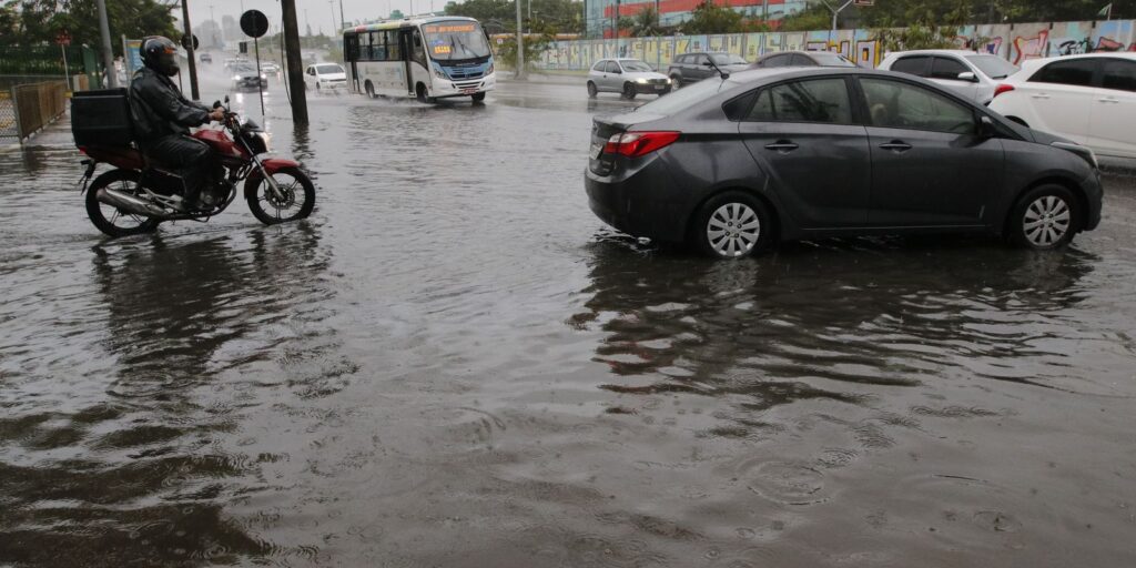 Frente fria derruba árvores e causa alagamentos no Rio de Janeiro