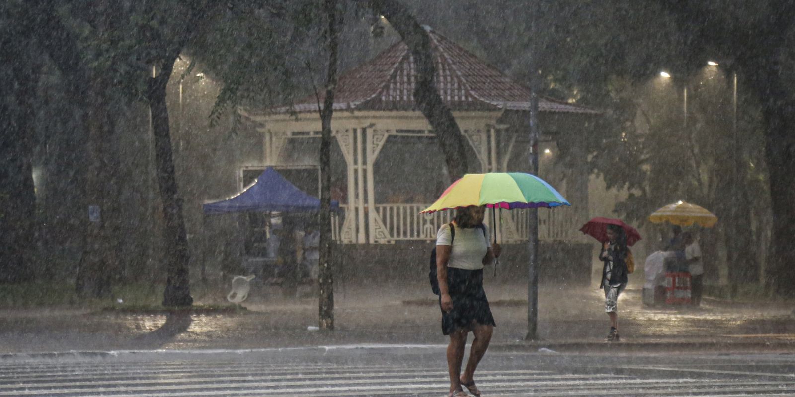 Inmet alerta para tempestades em três estados até amanhã; veja onde
