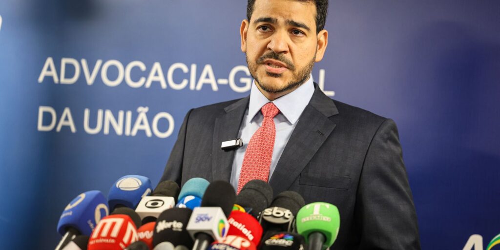 Lula indica Messias para vaga de Barroso no STF