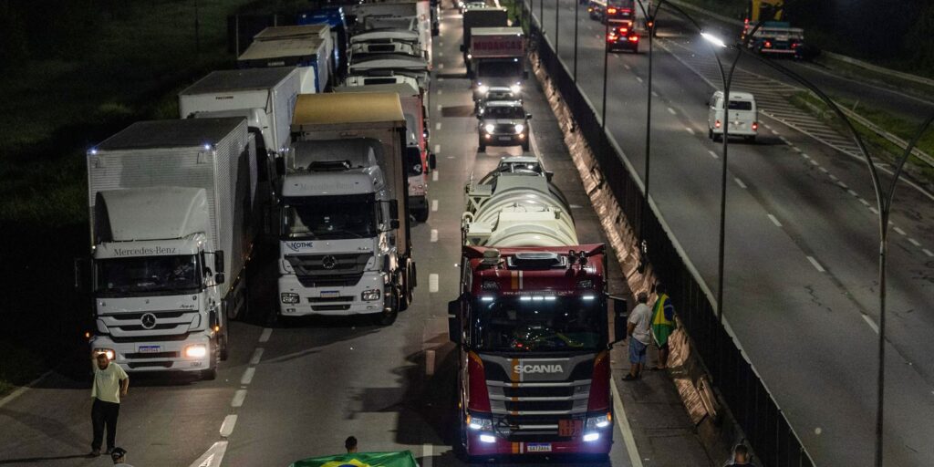 MPF processa caminhoneiros que bloquearam Via Dutra em 2022 