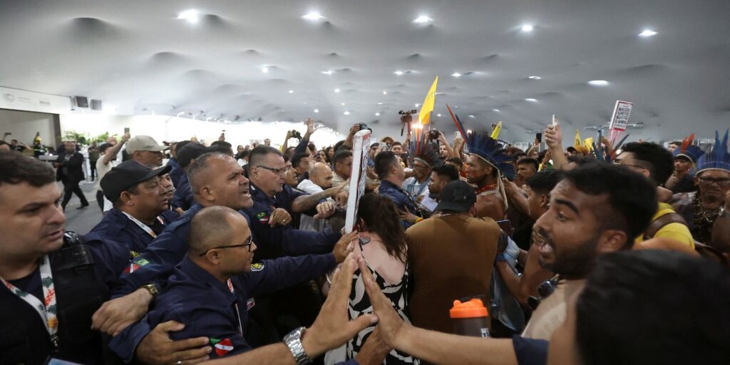 Manifestantes tentam entrar na COP30 e há confronto com segurança