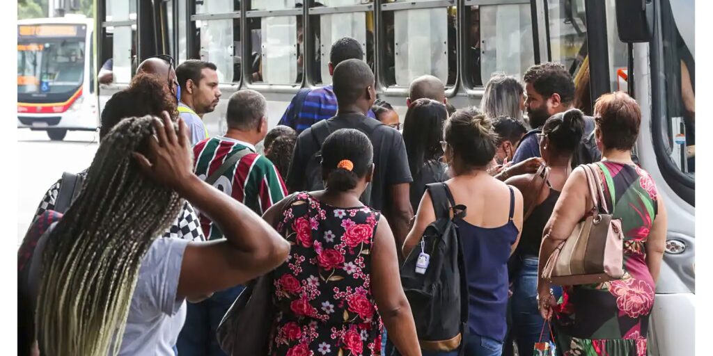 Número dos que procuram emprego há mais de 2 anos cai 17,8%, diz IBGE