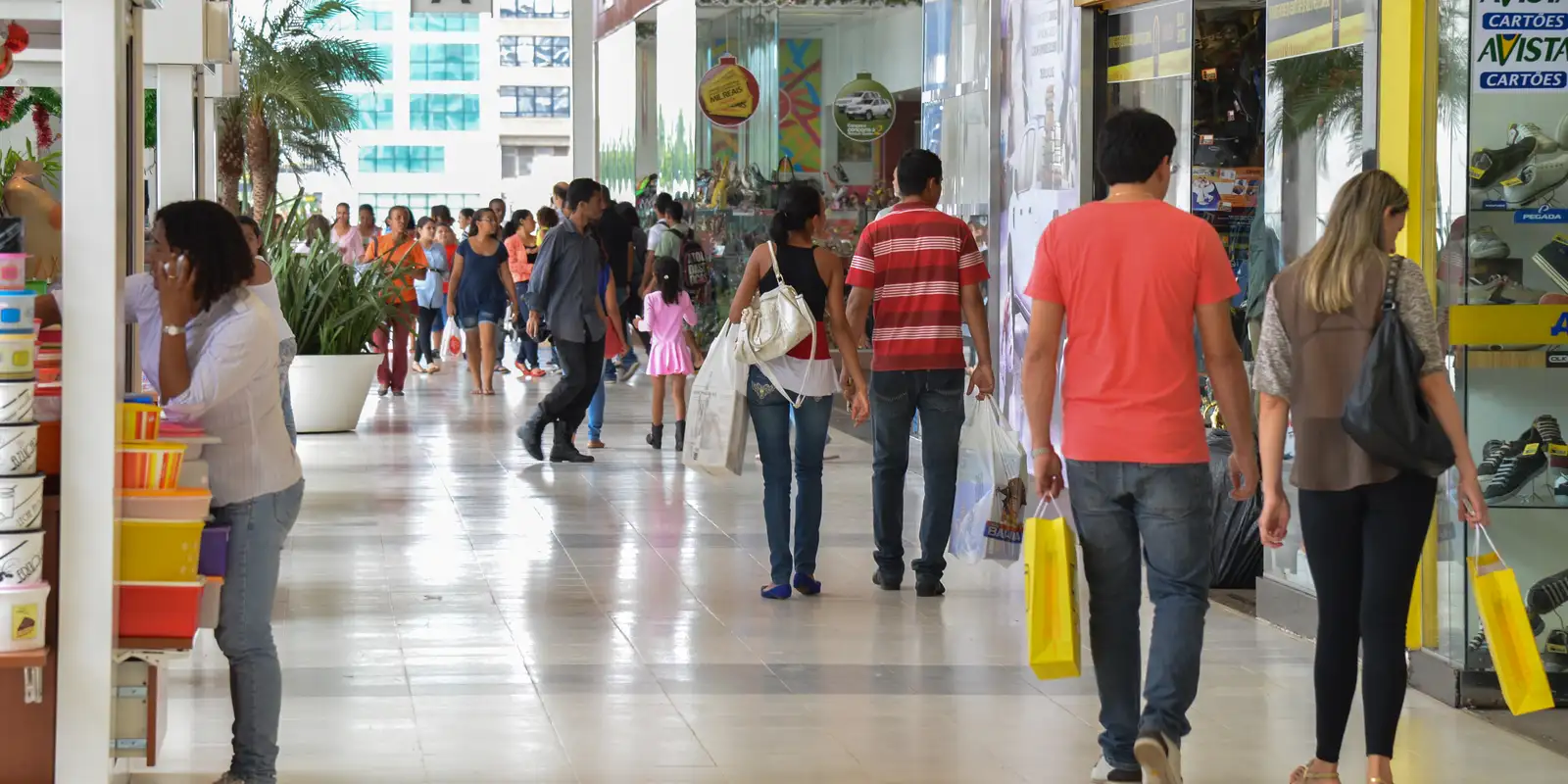 Vendas no comércio caem 0,3% em setembro; quinta queda em seis meses