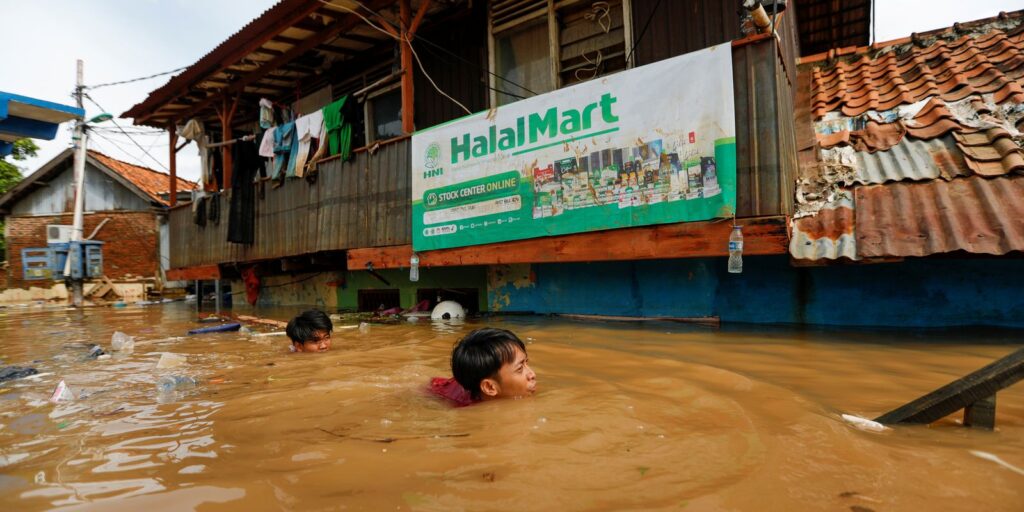 Mortes por enchentes na Ilha de Sumatra ultrapassam 900