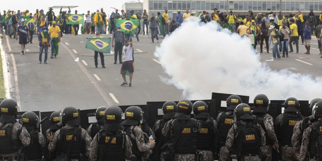 STF forma maioria para condenar cinco PMs do DF a 16 anos pelo 8/1 