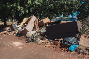Da calçada ao bueiro, entenda como descarte irregular impacta na cidade – CGNotícias