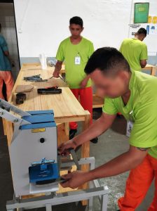 Com mão de obra prisional, Penitenciária de Dourados produz chinelos para internos sem assistência familiar