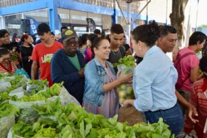 Ação do FAC troca recicláveis por sacolão de verduras – CGNotícias