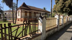 Casa da Prefeita recebe revitalização da cerca de madeira – CGNotícias