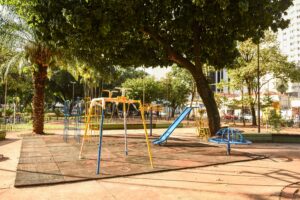 Praça Ary Coelho recebe novo parquinho infantil – CGNotícias