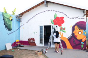 Obras com tintas naturais transformam muros de escolas  – CGNotícias