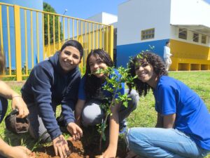 Plantio de árvores aproxima estudantes da natureza – CGNotícias