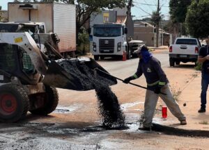 PrefCG assina ordem de serviço para 12 frentes de trabalho e acelera tapa-buraco nas sete regiões – CGNotícias